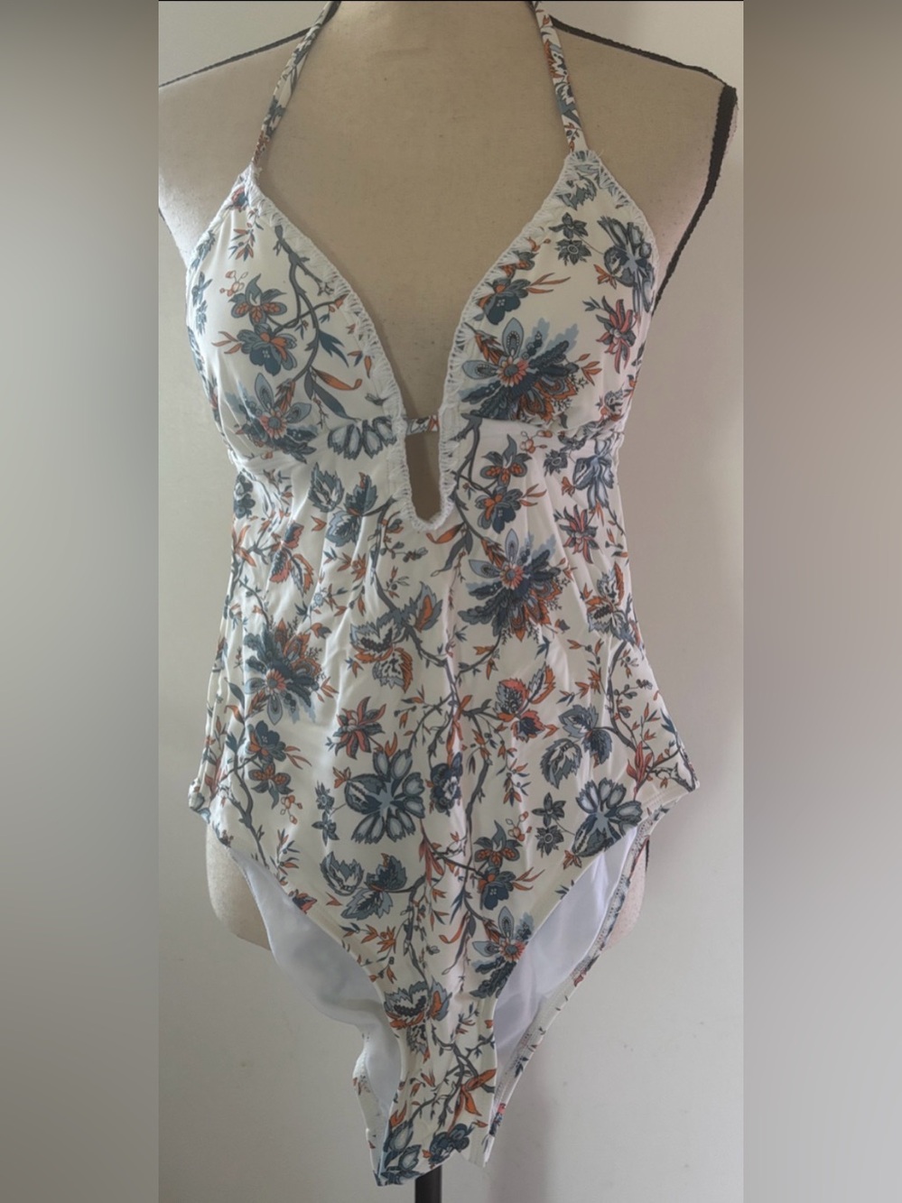 Cupshe stitch Floral Halter V-Neck Women’s Top in White - Picture 9 of 9